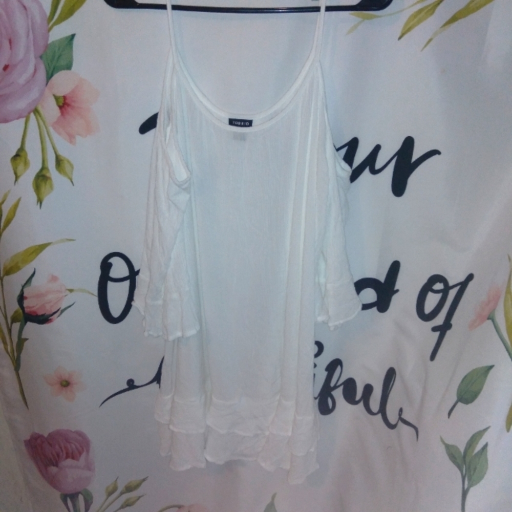 Torrid 2X cold shoulder white blouse🤍